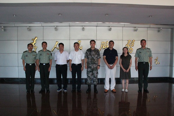 市应急局一行向军分区,市消防救援支队,市武警支队的官兵们致以节日的